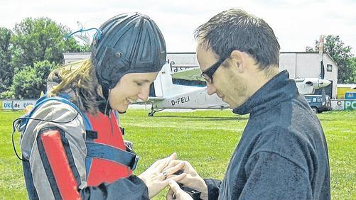 Roter Anzug: Direkt nach ihrem ersten Fallschirmsprung nahm Silvia den Verlobungsring von ihrem Freund Jochen Müller. Roter Anzug: Direkt nach ihrem ersten Fallschirmsprung nahm Silvia den Verlobungsring von ihrem Freund Jochen Müller.