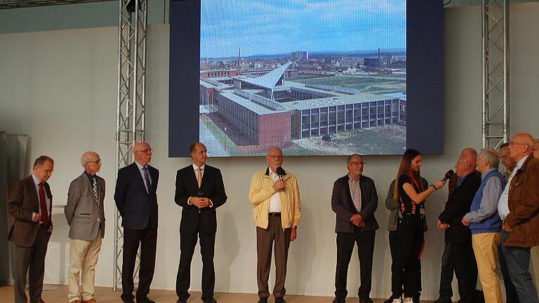 Seit 50 Jahren treffen sich Studenten des Balthasar-Neumann-Polytechnikums, einem der Vorläufer der FHWS. Diesmal erzählten sie auf der Medienbühne der Ufra von ihrem Werdegang. Unter ihnen ist auch Herbert Wiener (Zweiter von links). Präsident Prof. Dr. Robert Grebner (Vierter von links) gab einen Ausblick. Moderiert wurde der Auftritt von der Studentin Serafiné Prruthi.