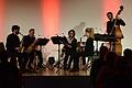 Das Ensemble Sax4Elements mit Gastmusiker Oliver Dannhauser am Kontrabass bei ihrem stimmungsvollen Konzert in der Alten Turnhalle.