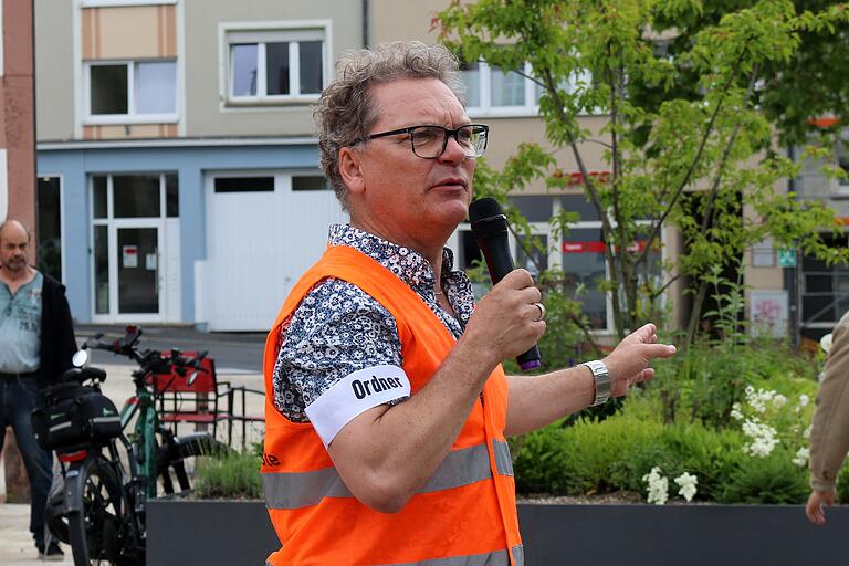 IG Bau-Gewerkschaftssekretär Michael Langer beim Warnstreik am Zeughausplatz in Schweinfurt. IG Bau-Gewerkschaftssekretär Michael Langer beim Warnstreik am Zeughausplatz in Schweinfurt.