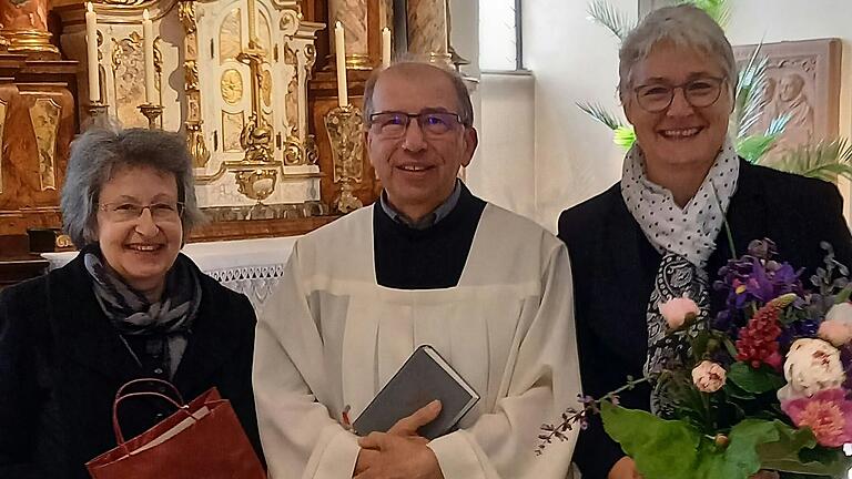 Generaloberin Sr. Katharina Ganz (rechts) und Sr. Rut Gerlach gratulieren Waldemar Schneider für 60 Jahre Ministrantendienst.