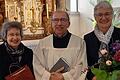 Generaloberin Sr. Katharina Ganz (rechts) und Sr. Rut Gerlach gratulieren Waldemar Schneider für 60 Jahre Ministrantendienst.