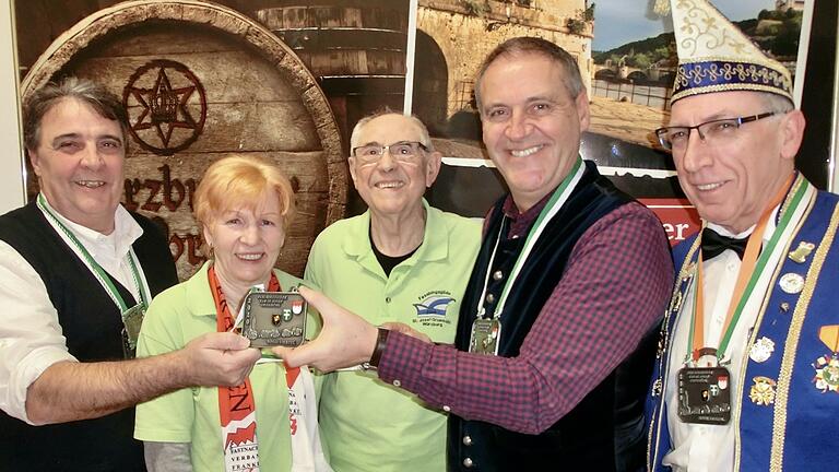 Ordensübergabe in der Hofbräu (von links): Geschäftsführer Michael Haupt, Doris Ringer-Schug, Horst Schug, Geschäftsführer Norbert Lange und Helmut Wirth.