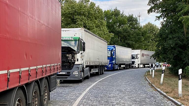 Auch die kleineren Parkplätze an den Autobahnen sind gegen Abend meist voll mit Lkw belegt, hier an der A7 bei Kürnach.