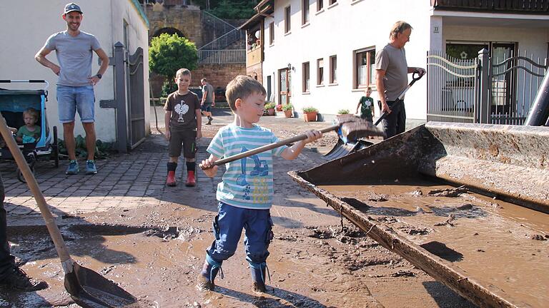 Wie hier in Fellen halfen auch in den übrigen betroffenen Gemeinden in Main-Spessart am Morgen nach der Unwetternacht alle mit, die Schäden zu beseitigen. Wie hier in Fellen halfen auch in den übrigen betroffenen Gemeinden in Main-Spessart am Morgen nach der Unwetternacht alle mit, die Schäden zu beseitigen.