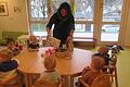 Kinder der Spatzennest-Gruppe mit Mitarbeiterin Annette Karl.