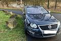 Das Geisterauto in Erlabrunn steht seit mehreren Monaten an einem Radweg. Die Polizei Würzburg-Land hat den Halter oder die Halterin bereits kontaktiert.