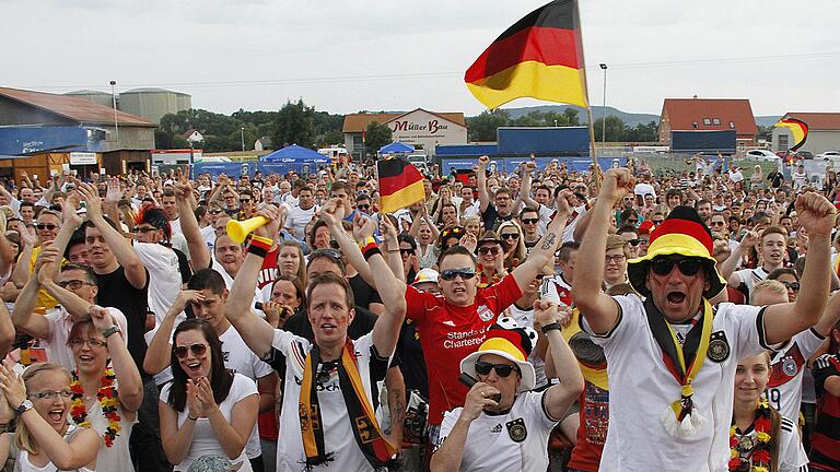 Rauschende Feste feierten die Haßbergler in den vergangenen Jahren, wenn die Fußballnationalmannschaft bei großen Turnieren antrat. Bilder wie dieses von der WM 2014 wird es bei der an diesem Wochenende startenden Europameisterschaft nicht geben. Public Viewing von solchem Ausmaß ist verboten.