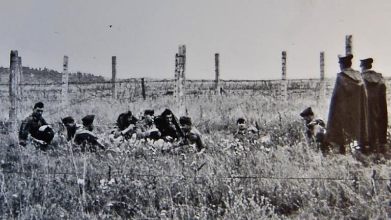 Zoll, Bundesgrenzschutz, Grenzpolizei und Amerikaner kontrollierten auf westdeutschem Gebiet die Grenze. Damals war es noch möglich mit den Soldaten der DDR zu sprechen.