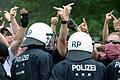 Notfalls auch gegen die Polizei: Fußball-Gewalttäter kennen immer weniger Hemmungen.&nbsp;