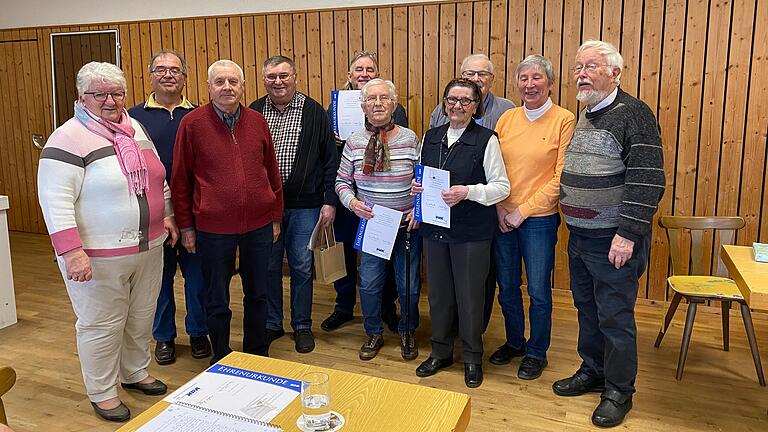 Langjährige Mitglieder wurden bei der Jahresversammlung des VdK-Ortsverbandes Sulzheim um die Vorsitzende Irene Fuchs ausgezeichnet. Im Mittelpunkt stand die Auszeichnung für Norbert Flammersberger zum Ehrenvorsitzenden (Dritter von rechts).