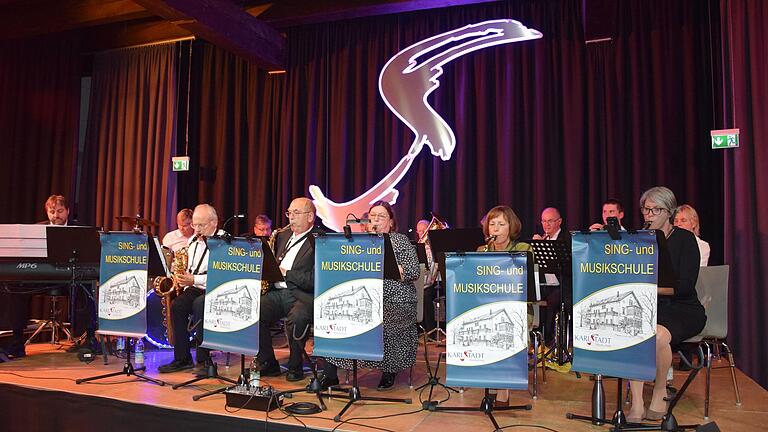 Die Bigband der Städtischen Musikschule Karlstadt unter der Leitung von Rainer Nöth begeisterte die zahlreichen Zuhörer im Historischen Rathaus mit Musiktiteln aus Swing, Jazz, Funk und Latin.