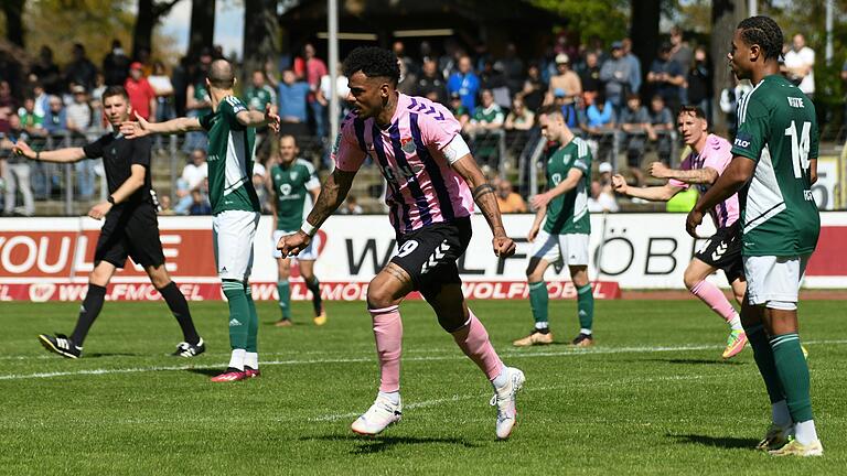 Jubelt wohl bald wieder im Sachs-Stadion, dann aber in Grün: Michael Dellinger (Mitte) wechselt vom TSV Aubstadt zum FC 05 Schweinfurt.