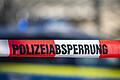 Ein_Absperrband_der_81840393.jpg       -  Absperrband der Polizei: Nahe des Römerwalls in Mainz hat ein Holzfälle die Leiche eines Mannes gefunden.