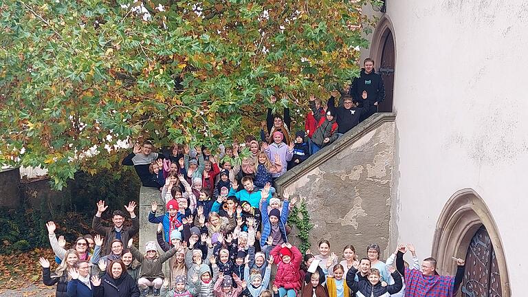 Eine große Schar an Kindern kam auch in diesem Jahr wieder zur ökumenischen Kinderbibelwoche in den Herbstferien. Inhaltlich drehte sich alles um biblische Wunder. Unser Bild zeigt die über 50 teilnehmenden Mädchen und Jungen sowie ihre ehrenamtlichen Betreuer vor der Zeilitzheimer St. Sigismund Kirche.