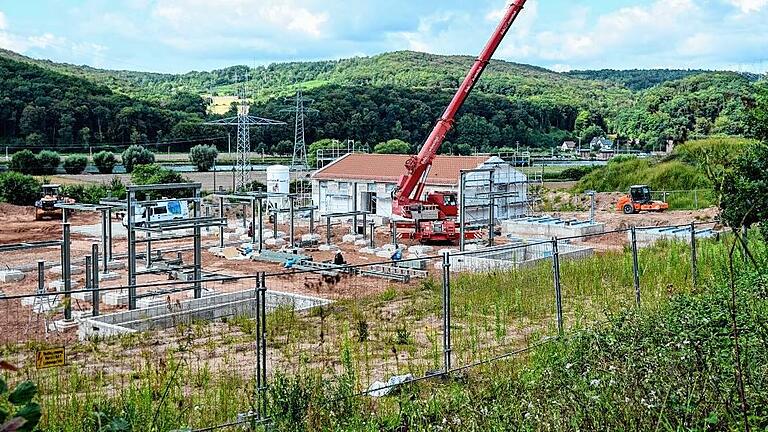 Im Vordergrund sieht man die Betonfundamente, in die später die Trafos kommen. Die Gerüste daneben werden der Aufnahem der Trafoableitungen dienen. Rechts ist das Gebäude zu sehen, in dem die Mittelspannungsschaltanlage sowie die Leit- und Schutztechnik untergebracht wird.