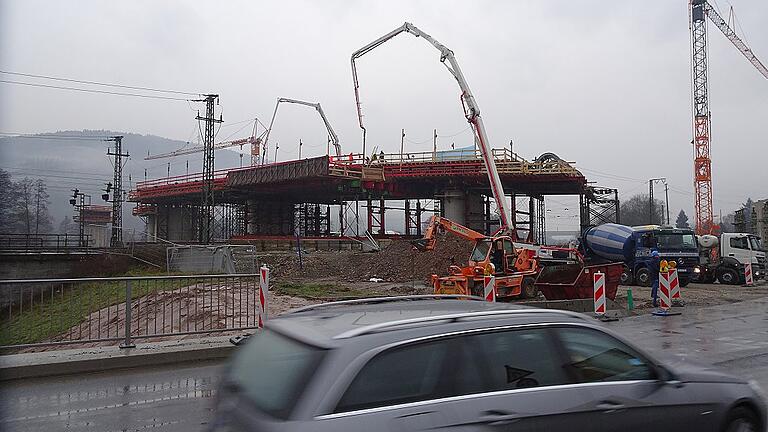 Rund 650 Kubikmeter Beton wurden am Mittwoch vom Morgen bis zum Nachmittag unablässig mit zwei Betonpumpen in die Verschalung dieses Abschnitts der künftigen Mainbrücke gefüllt.