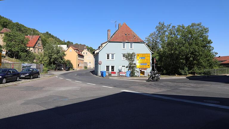 Die Kreuzung Marktstraße/Grabenstaße wird demnächst ein neuralgischer Knotenpunkt in der Stadt sein, zumal im nächsten Jahr auch die Würzburger Straße wegen Brückenbauarbeiten gesperrt werden muss.