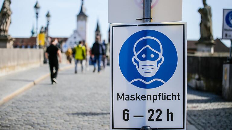 Auf der Alten Mainbrücke in Würzburg muss weiterhin ein Mund-Nasen-Schutz getragen werden. Auf der Alten Mainbrücke in Würzburg muss weiterhin ein Mund-Nasen-Schutz getragen werden. 