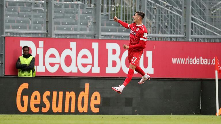 Würzburgs Ivan Franjic bejubelt im ersten Aufstiegsspiel gegen Hannover II seinen Treffer zum 1:0.