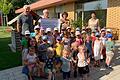 Vorsitzender St. Elisabethenverein Franz-Josef Jörg, Vorstand Vogelschutzverein Paul Wichert, Kindergartenleitung Elke Krämer, Erzieherinnen Jessika Harder und Dana Sperling, Krippen- und Kindergartenkinder. (es fehlt auf dem Foto Silvia Pohl).