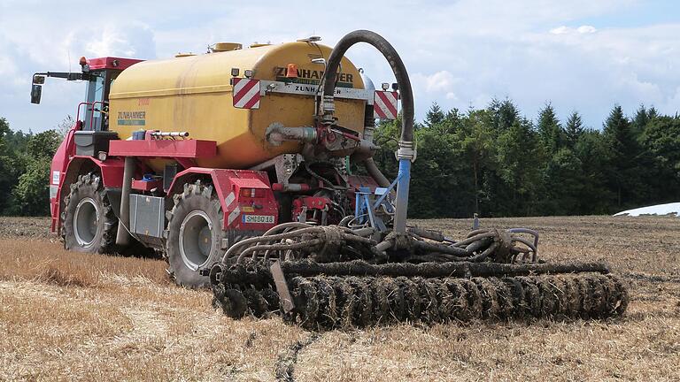 Ein Bild, das schon bald der Vergangenheit angehören wird: Die Ausbringung von Klärschlammm auf einem Feld.