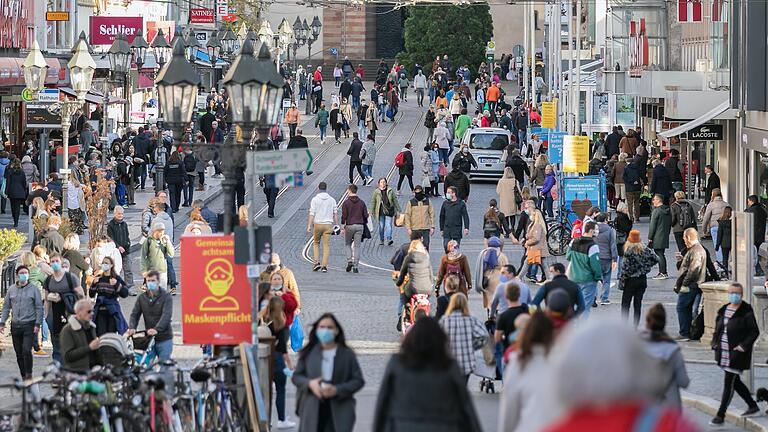 Die Innenstädte, hier die Würzburger Domstraße, scheinen weiter gut besucht. Doch die Umsätze in den Geschäften brechen stark ein.