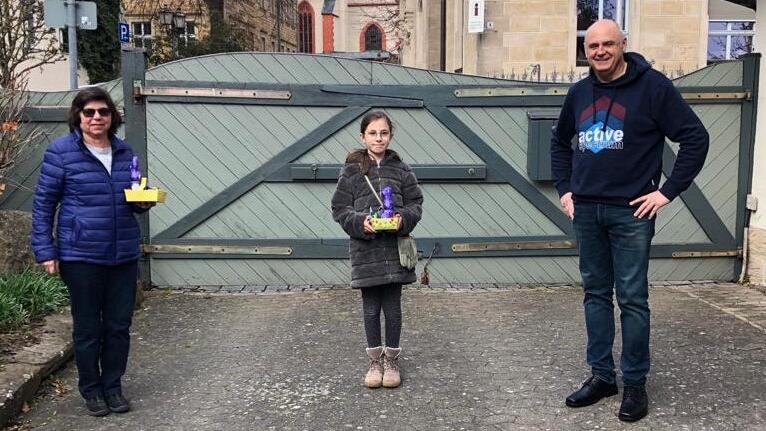 Zwei der fünf Gewinner der Osternest-Suchaktion des Hofheimer Spielmannszuges:&nbsp; Vorstand Bernd Werner (rechts) freut sich mit Ingrid Ehrlinger (links) und Sofia Firenze.