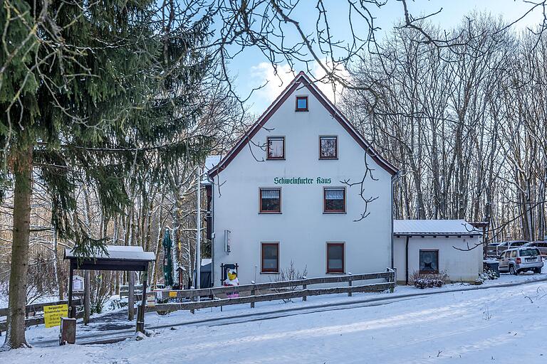 Blick auf das Schweinfurter Haus, ein bewirtschafteter Berggasthof. Wenige Meter weiter beginnt der Naturlehrpfad.