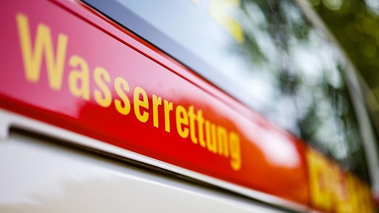 Wasserrettungseinsatz       -  In deutschen Gewässern sind im laufenden Jahr 353 Menschen ertrunken - und damit deutlich mehr als im Vorjahr. (Symbolbild)