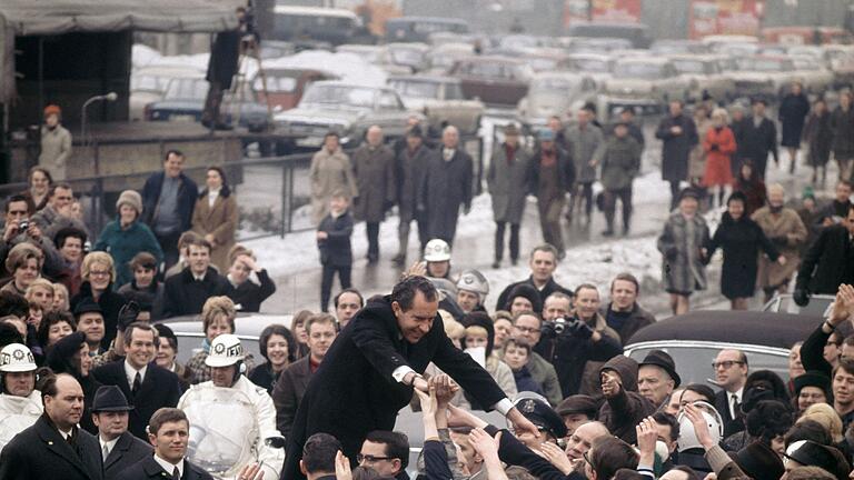 Richard Nixon in Berlin       -  Manche jubeln Nixon zu, andere demonstrieren gegen den Vietnamkrieg. (Archivbild)