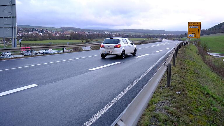 Die Autobahnabfahrt der A71 zwischen Münnerstadt und Burglauer ist immer wieder Schauplatz von Unfällen. Das Eimnfädeln in den Bundesstraßenverkehr ist nicht immer problemlos.