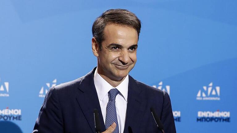 Der Wahlsieger: Kyriakos Mitsotakis, Präsident der konservativen bisherigen Oppositionspartei Nea Dimokratia (ND). Foto: Thanassis Stavrakis/AP       -  Kyriakos Mitsotakis ist seit 2019 Regierungschef Griechenlands. Seit einem Bahnunglück Ende Februar steht er stark in der Kritik.