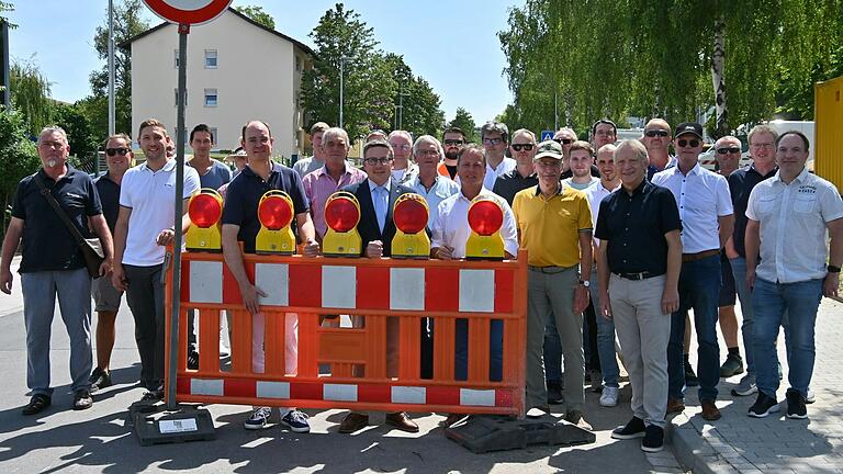 Bürgermeister Lukas Braun und Landrat Christoph Schauder (von links an der Barke) öffneten die fertiggestellte Becksteiner Straße im Beisein von Mitgliedern des Kreistags, des Stadtrats und Mitarbeitern der beteiligten Firmen.