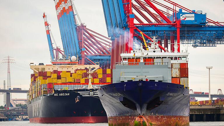 Exporte - Containerterminal im Hafen Hamburg       -  Deutschland fällt konjukturell zurück.