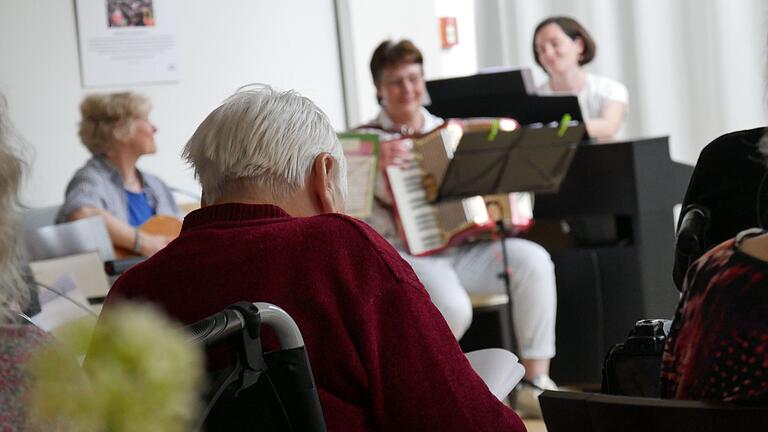 Mit Musik gegen Demenz       -  An Demenz erkrankte Menschen lauschen im Würzburger Pflegeheim Marie-Juchacz einem Konzert.