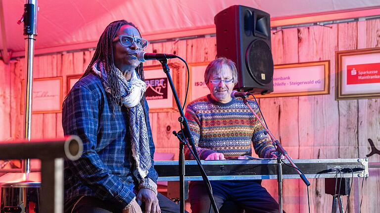 Jeden Tag gibt es Live-Musik am Winterzauber. Den Auftakt machte das André Carswell Duo. Jeden Tag gibt es Live-Musik am Winterzauber. Den Auftakt machte das André Carswell Duo.