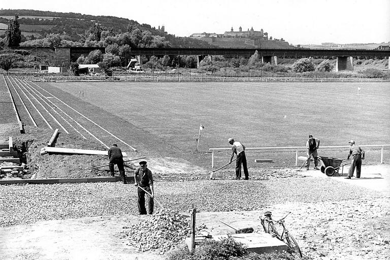 Am Wiesenweg, in der Nähe der Eisenbahnbrücke in Heidingsfeld, entstand der neue Sportplatz des Sportvereins Heidingsfeld, der in einer Woche vom Verein in Betrieb genommen wird, hieß es Ende Juli 1962 unter diesem Bild.&nbsp;