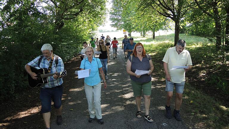 Es war Wanderromantik pur, als Wandergitarrist Wolfgang Hippeli und Sopranistin Helga Heid (vorne, von links) Wandergruppen singend zum Suhlesturm begleiteten und zum Mitsingen animierten.