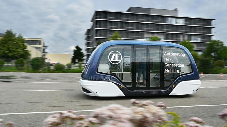 Der autonome Shuttle 'People Mover' von ZF bietet Platz für 22 Passagiere und soll auf eigens abgetrennten Strecken verkehren. Denkbar ist das System auf einer umgebauten, asphaltierten Steigerwaldbahn-Trasse genauso wie als Pendelverkehr in Schweinfurt zwischen Hauptbahnhof und Landesgartenschau.