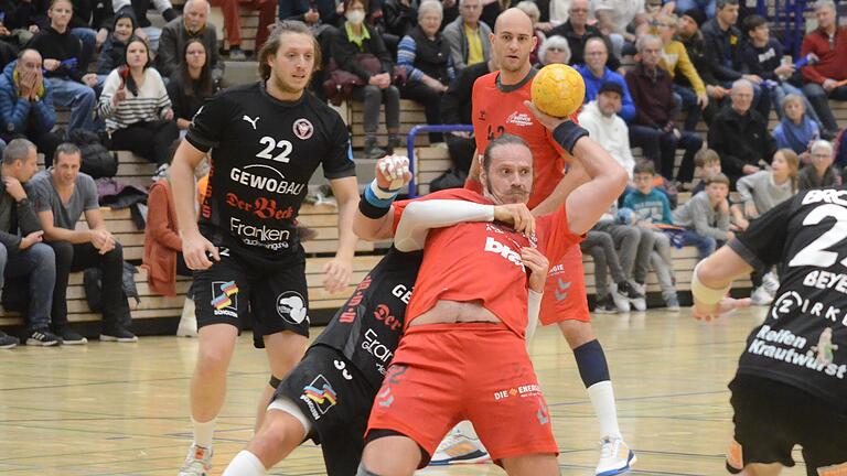 Der Blick von Franziskus Gerr (am Ball) verrät Entschlossenheit: Der Lohrer Kreisläufer und seine Mitspieler zeigten beim Heimsieg über den TV Erlangen-Bruck ein anderes Gesicht als zuletzt.