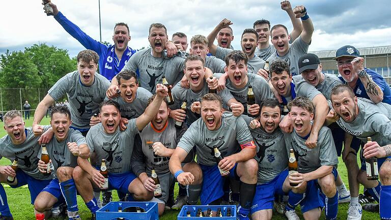 Der FC Sandberg ist Meister der A-Klasse Rhön 3. Am letzten Spieltag siegte er bei der SG Hendungen-Sondheim/Grabfeld mit 2:1. Der FC Sandberg ist Meister der A-Klasse Rhön 3. Am letzten Spieltag siegte er bei der SG Hendungen-Sondheim/Grabfeld mit 2:1.