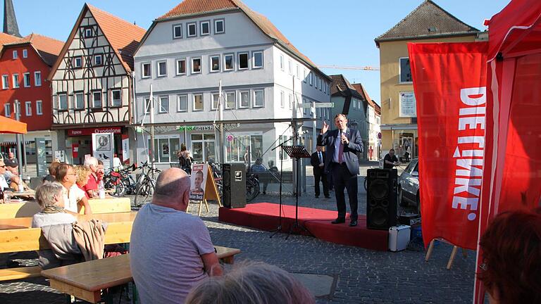 Bodo Ramelow, Ministerpräsident von Thüringen, spricht auf dem Marktplatz in Bad Neustadt. Foto: Ulrike Müller       -  Bodo Ramelow, Ministerpräsident von Thüringen, spricht auf dem Marktplatz in Bad Neustadt. Foto: Ulrike Müller