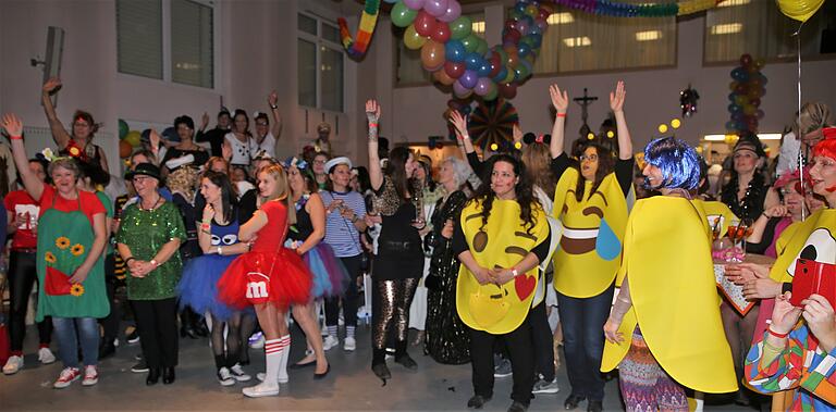 Beim Weiberfasching im Kuratiesaal herrschte eine Riesenstimmung bis weit nach Mitternacht und von Beginn an eine ausgelassene Freude und Tanzbereitschaft der Damenwelt.