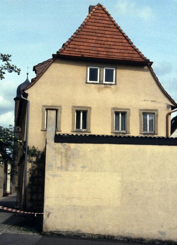 So kannte man das Anwesen Förster, ehemals Hümpfner, bis vor wenigen Tagen. Das Werkstattgebäude der Glaserei versperrte einen Großteil der Westfassade des Gebäudes.