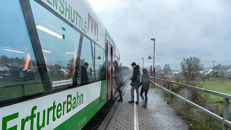 Bahnreisende auf der Strecke von Mellrichstadt bis Schweinfurt (im Bild der Bahnhof in Burglauer) können während des GDL-Streiks ab 24. Januar Züge der Erfurter Bahn nutzen, da diese nicht direkt bestreikt wird. Bahnreisende auf der Strecke von Mellrichstadt bis Schweinfurt (im Bild der Bahnhof in Burglauer) können während des GDL-Streiks ab 24. Januar Züge der Erfurter Bahn nutzen, da diese nicht direkt bestreikt wird.