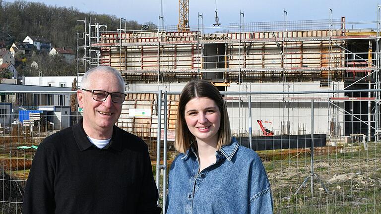Während sich die Rohbauarbeiten dem Ende neigen, stellte Bauherr Joachim Beck Eva Meintzinger als neue Betreiberin des Hotels am Flockenwerk vor, das künftig 'Meintz II' heißen soll. Während sich die Rohbauarbeiten dem Ende neigen, stellte Bauherr Joachim Beck Eva Meintzinger als neue Betreiberin des Hotels am Flockenwerk vor, das künftig 'Meintz II' heißen soll.