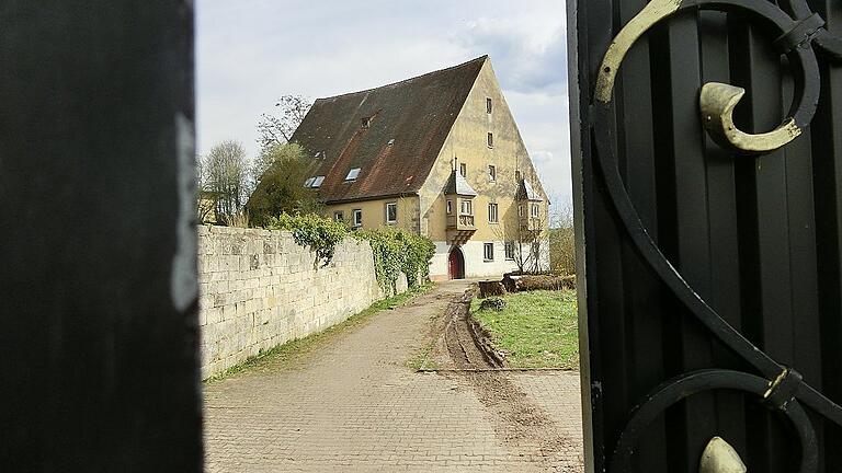 Blick auf das Alte Schloss in Sulzfeld durch eine Türöffnung am Eingang der Anlage. Bürgermeister Jürgen Heusinger bezeichnete den Kauf des Gebäudes in der Bürgerversammlung im Nachhinein als richtig. Blick auf das Alte Schloss in Sulzfeld durch eine Türöffnung am Eingang der Anlage. Bürgermeister Jürgen Heusinger bezeichnete den Kauf des Gebäudes in der Bürgerversammlung im Nachhinein als richtig.