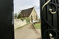 Blick auf das Alte Schloss in Sulzfeld durch eine Türöffnung am Eingang der Anlage. Bürgermeister Jürgen Heusinger bezeichnete den Kauf des Gebäudes in der Bürgerversammlung im Nachhinein als richtig.