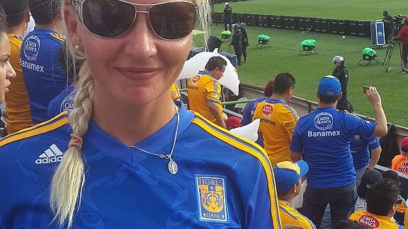 Auffallend: Als Blondine hat Miriam Kram bei den Fußballspielen der &bdquo;Monterrey-Tiger&rdquo; in Mexiko unter zumeist Dunkelhaarigen Aufmerksamkeit erregt.
